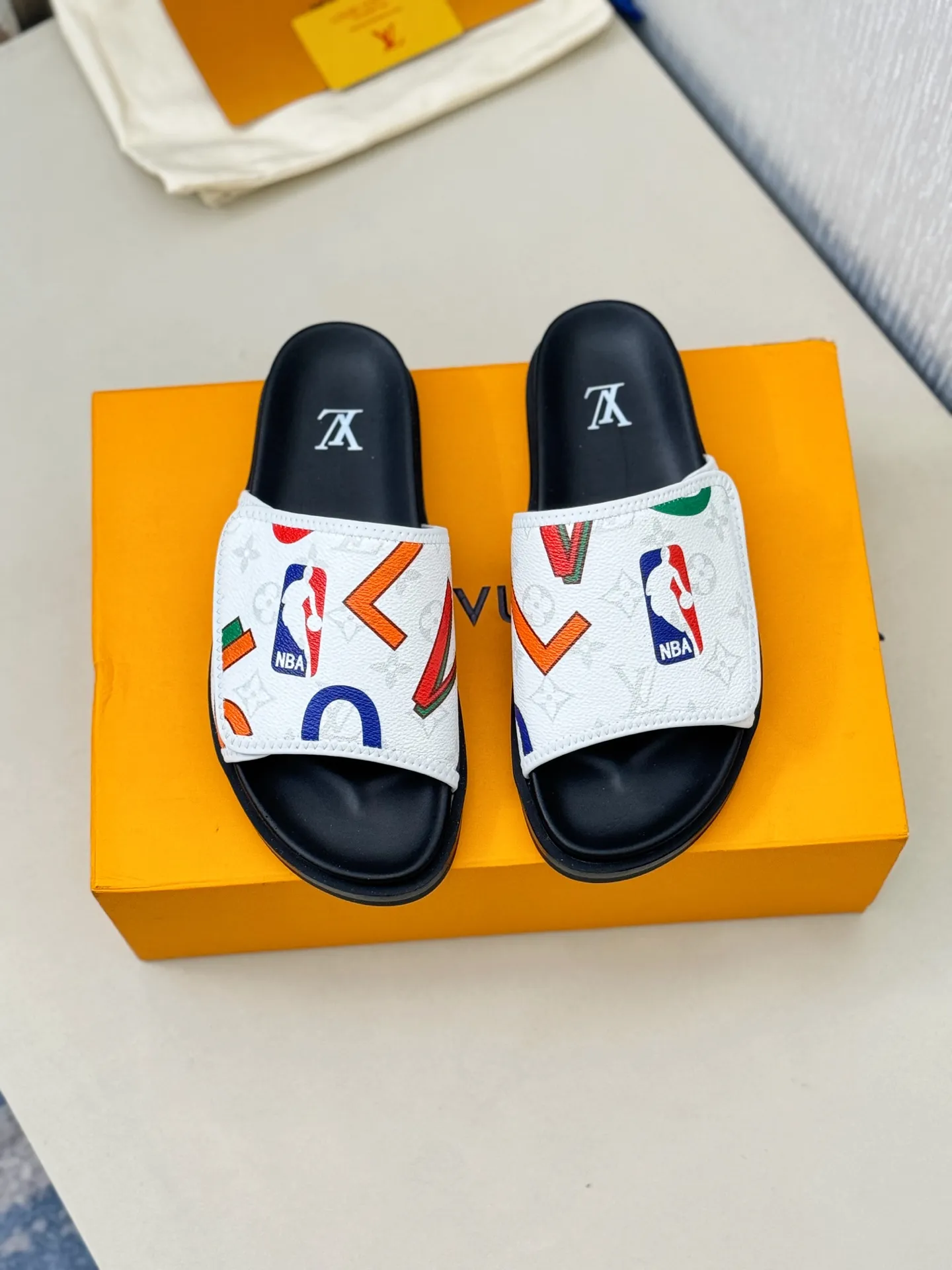 [L Home] P: 340💰Size: 38-45 Top purchasing agent lv men's summer slippers, classic presbyopia with Velcro, soft real leather lining, unique color splicing effect, distinctive personality, fashionable and trendy essential style, light and comfortable. Lightweight and tough rubber insole, micro ridged foam outsole, super comfortable!